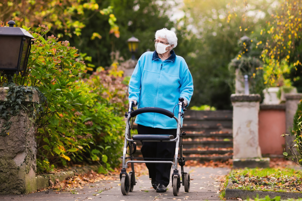 Tipos de andadores para idosos: como escolher, diferenças e benefícios