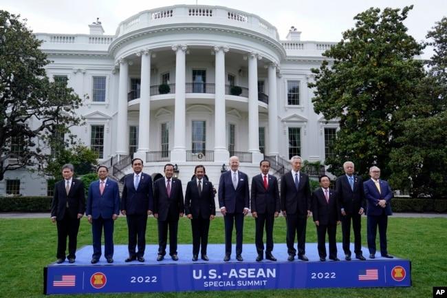 Các nhà lãnh đạo từ Hiệp hội Các Quốc gia Đông Nam Á (ASEAN) chụp ảnh cùng Tổng thống Joe Biden trong một bức ảnh tập thể tại Bãi cỏ phía Nam của Nhà Trắng ở Washington, ngày 12 tháng 5 năm 2022.