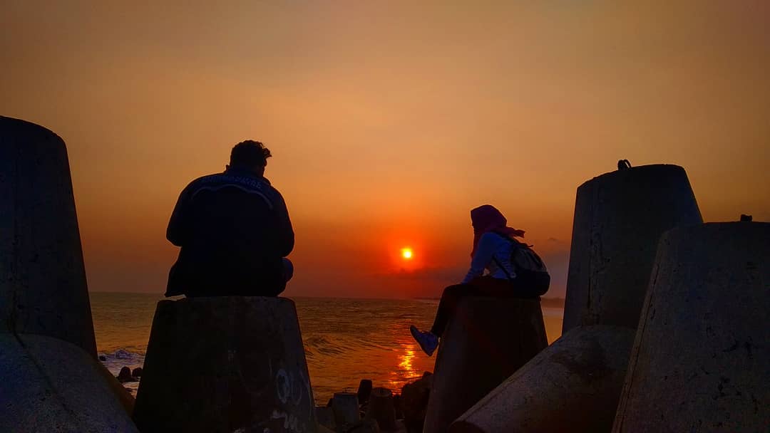 menikmati sunset di pantai glagah dengan kekasih