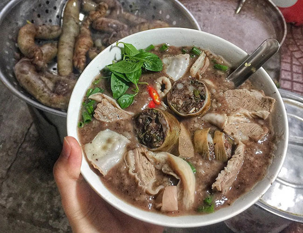 Tô cháo lòng món ngon phố cổ Hoàn Kiếm Hà Nội thơm ngon đầy ắp đồ ăn (Nguồn: Internet)