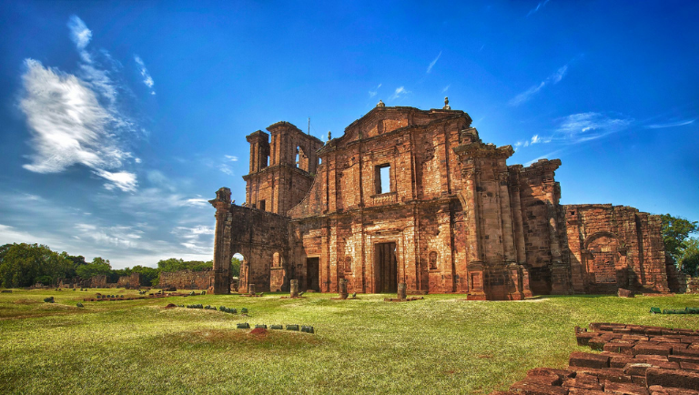 Castelo de pedra no campoDescrição gerada automaticamente