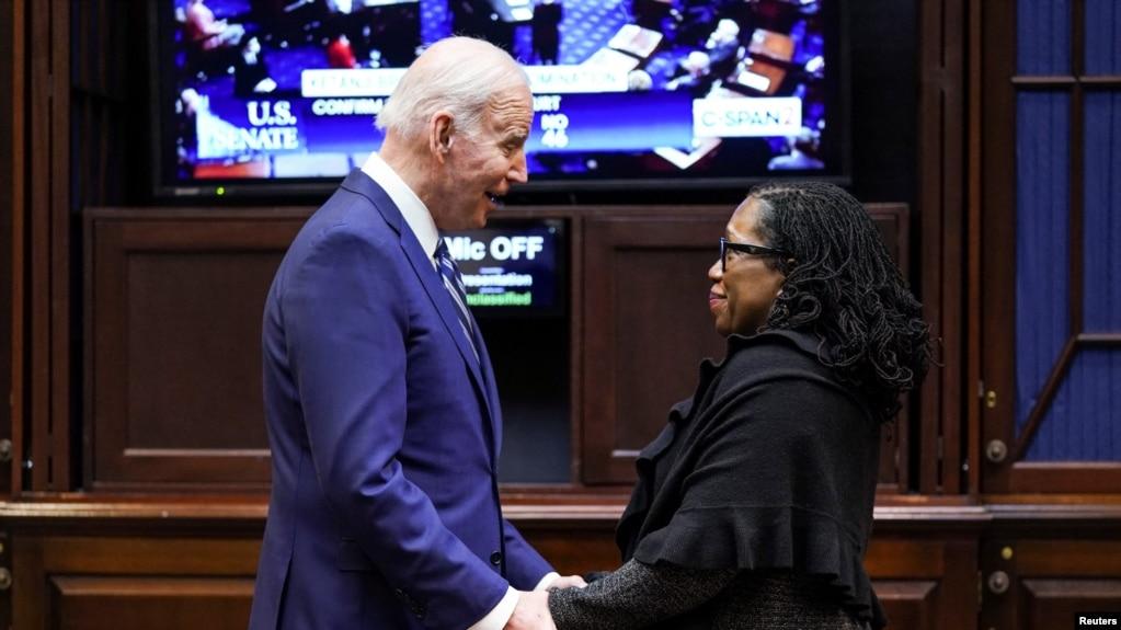 TT Joe Biden và bà Ketanji Brown Jackson theo dõi buổi bỏ phiếu của Thượng Viện tại phòng Roosevelt, Tòa Bạch Ốc, 7 tháng Tư.
