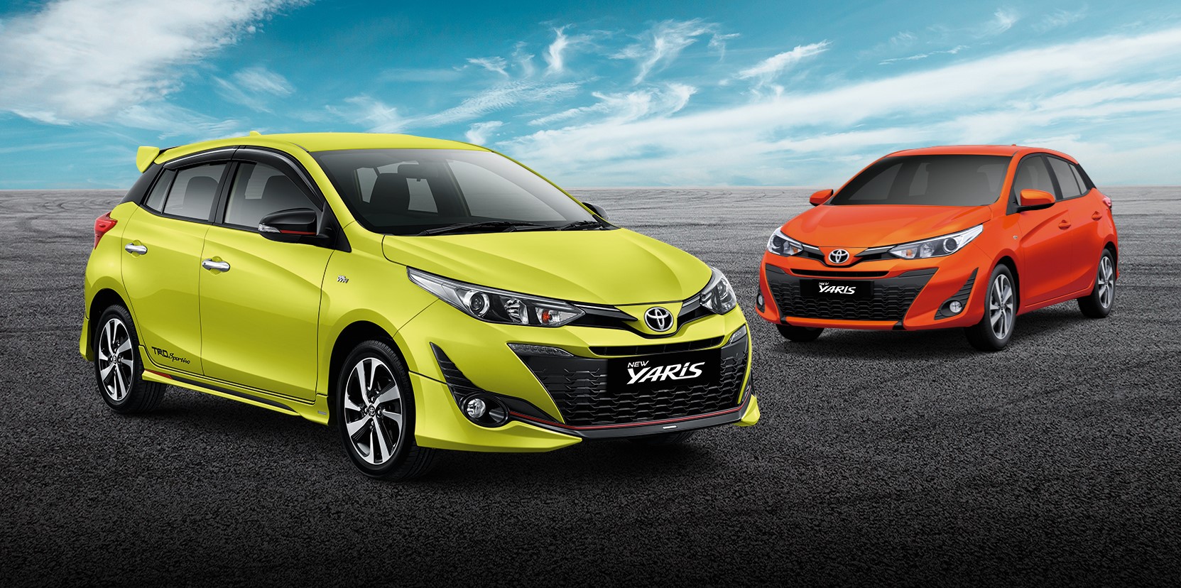 Foto menunjukkan mobil Toyota Yaris warna kuning dan oranye