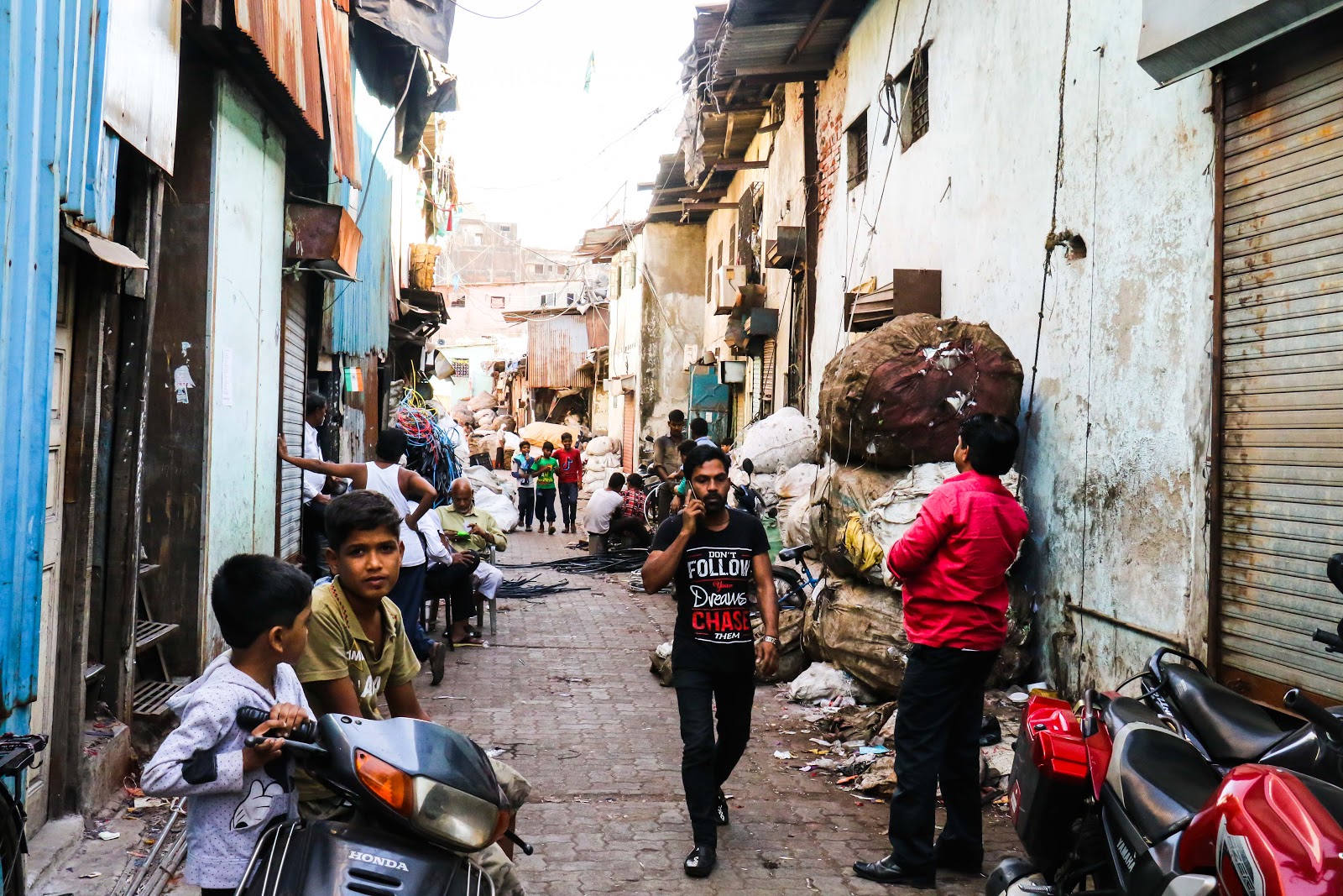 【印度孟買自由行】達拉維 Dharavi 貧民窟步行導覽 一睹全亞洲最大的貧民窟 走訪寶萊塢人氣電影《貧民百萬富翁》的場景｜三八旅客