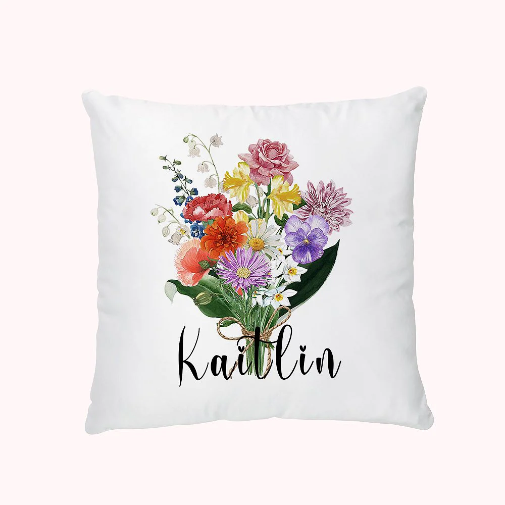 ousse de coussin présentant un bouquet de fleurs, et personnalisé avec le prénom Kaitlin. 