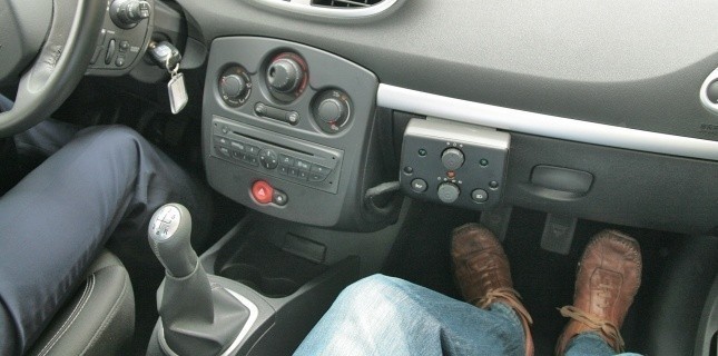 Vue de l'intérieur d'une voiture d'auto-école. 