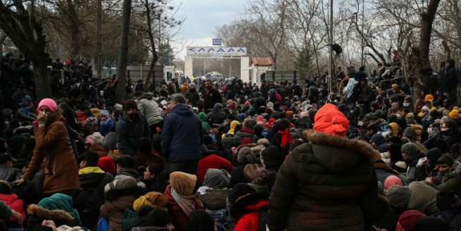 Полчища мигрантов пытались прорваться ночью в Эвросе