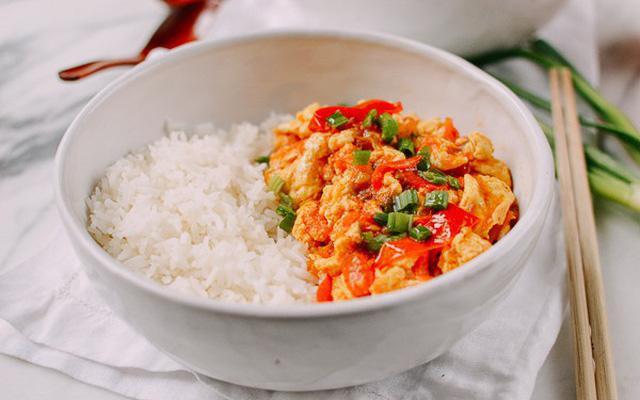 Trứng sốt cà chua thơm ngon, bắt mắt