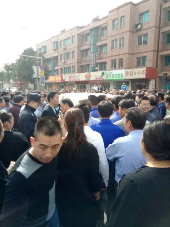 江苏民营玻璃巨头倒闭上千工人游行示威多人被抓捕