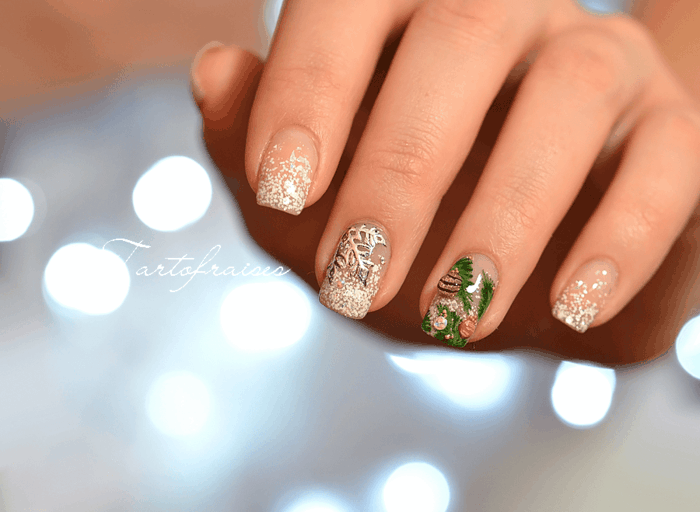 Winter Nageldesign zum Nachstylen, silberne Schneeflocken und Tannenzweig mit Weihnachtsschmuck, eckige Nagelform