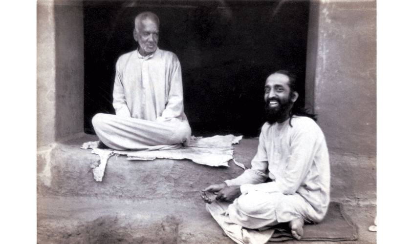 Swāmi Chinmayānanda, who sits at the feet of his Guru, Swāmi Tapovan Mahārāj