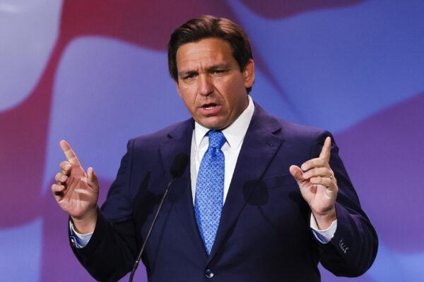 Thống đốc Florida Ron DeSantis trình bày tại Hội nghị Lãnh đạo Thường niên của Liên minh Do Thái của Đảng Cộng Hòa ở Las Vegas, Nevada, hôm 19/11/2022. (Ảnh: Wade Vandervort/AFP qua Getty Images)