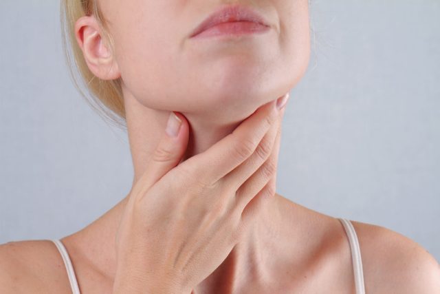 Nuốt nước bọt thấy vướng ở cổ họng là triệu chứng của bệnh viêm xoang
