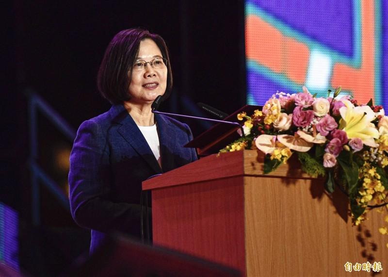 蔡英文總統(見圖)明日國慶談話主題為「堅韌之國,前進世界」,呼籲團結、堅守民主、壯大台灣,也揭示下階段的國家目標是要提振台灣人的國家自信,在自由民主旗幟下的一致團結,將會讓台灣能夠更為強盛,一天比一天更加進步。圖為蔡總統今晚在桃園出席國慶晚會。(記者李容萍攝)