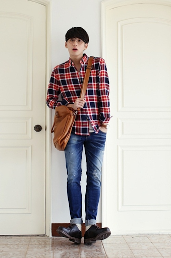 Phối áo sơ mi caro với quần jean