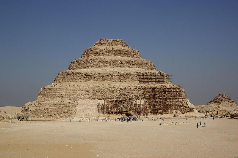 Ступенчатая пирамида Джосера в Сахаре 2600 г