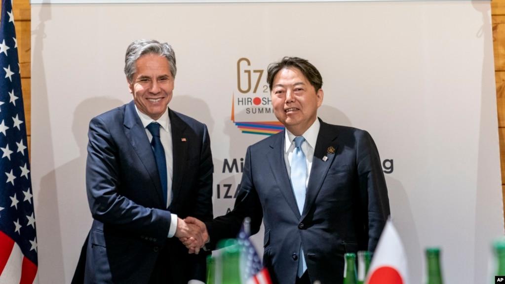 Ngoại trưởng Mỹ Antony Blinken, trái, và ngoại trưởng Nhật Yoshimasa Hayashi tham dự hội nghị các ngoại trưởng G7 tại Karuizawa, Nhật, ngày 17/4/2023.