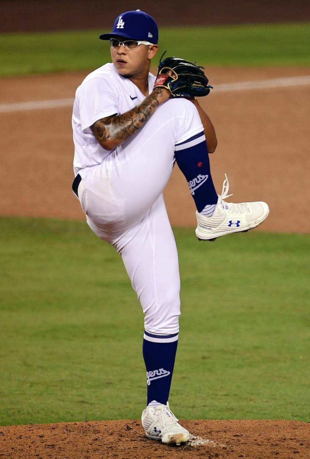 Un jugador de béisbol con un guante de béisbol  Descripción generada automáticamente