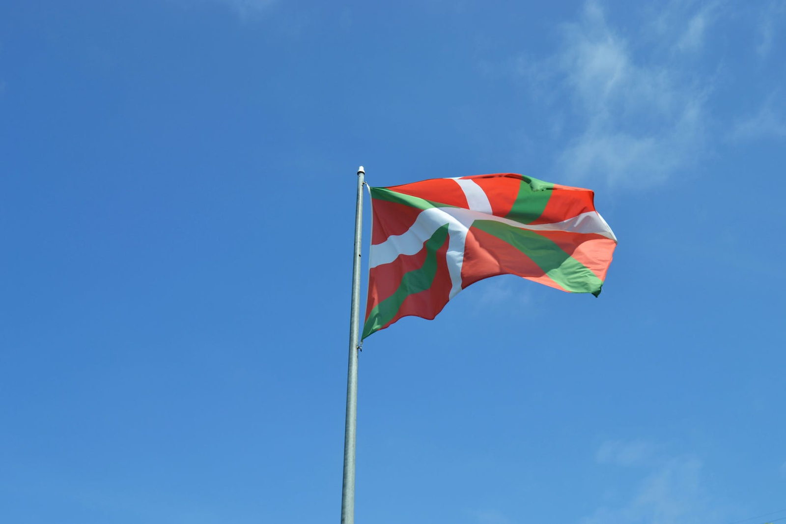 Bandeira do País Basco, ao norte da Espanha e sudoeste da França.