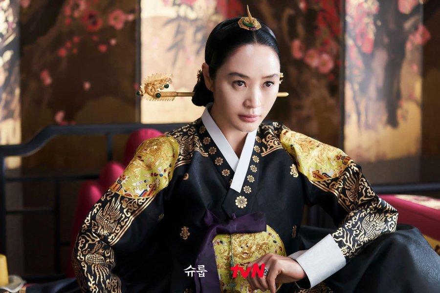 อิมฮวารยอง  (Queen Im Hwa Ryung) รับบทโดย คิมฮเยซู (Kim Hye Soo) 