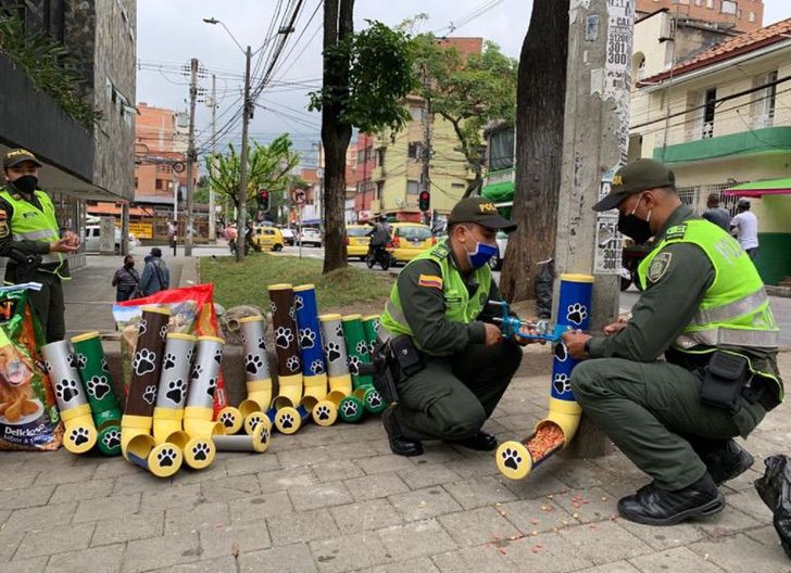 Policias en Medellin instalan comederos para perros callejeros