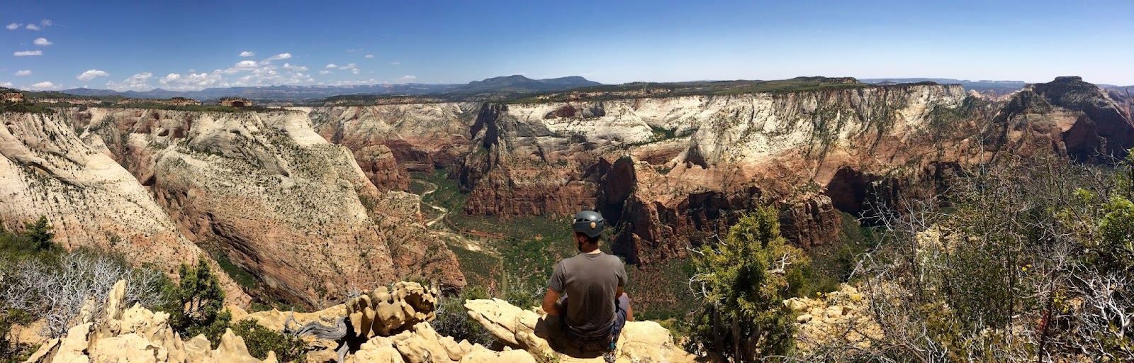 The boundary of canyon and plateau is really pronounced from up here.  You'd never guess from the valley floor.