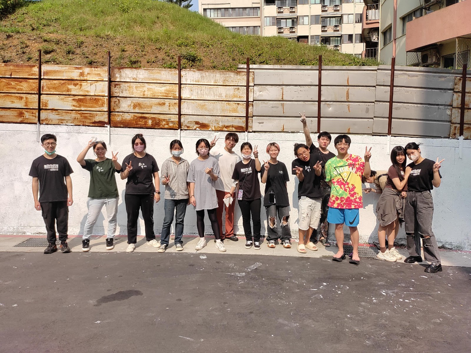 圖二：文山區忠順里漆成白色的牆面