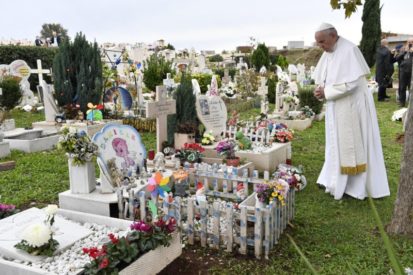 Ngày Lễ Các Linh Hồn: Đức Thánh Cha viếng nghĩa trang thiếu nhi Laurentino