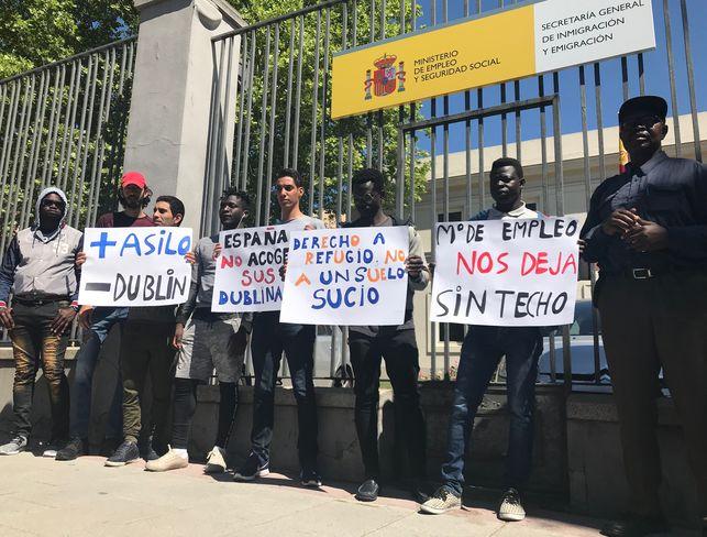 ConcentraciÃ³n de solicitantes de asilo frente al Ministerio de Empleo para exigir su inclusiÃ³n en el sistema de acogida. 