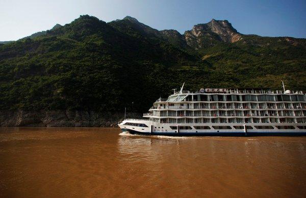 2012年,长江上的一艘游轮,这里距离湖北省三峡大坝约60英里(约合100公里)。