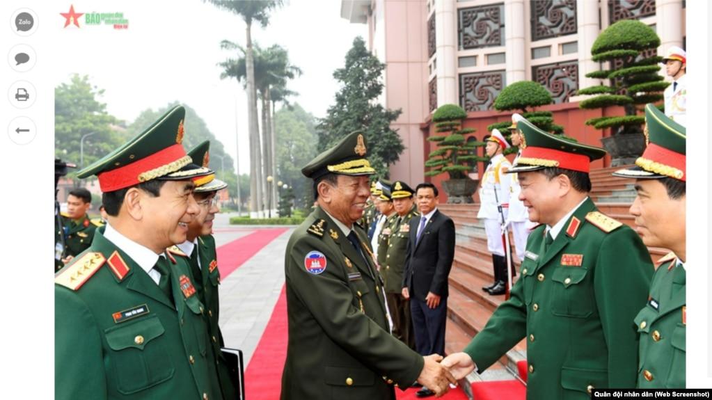 Bộ trưởng Bộ Quốc phòng Việt Nam Phan Văn Giang (phải) bắt tay Bộ trưởng Quốc phòng Campuchia Tea Banh tại Hà Nội vào ngày 19/2/2023.