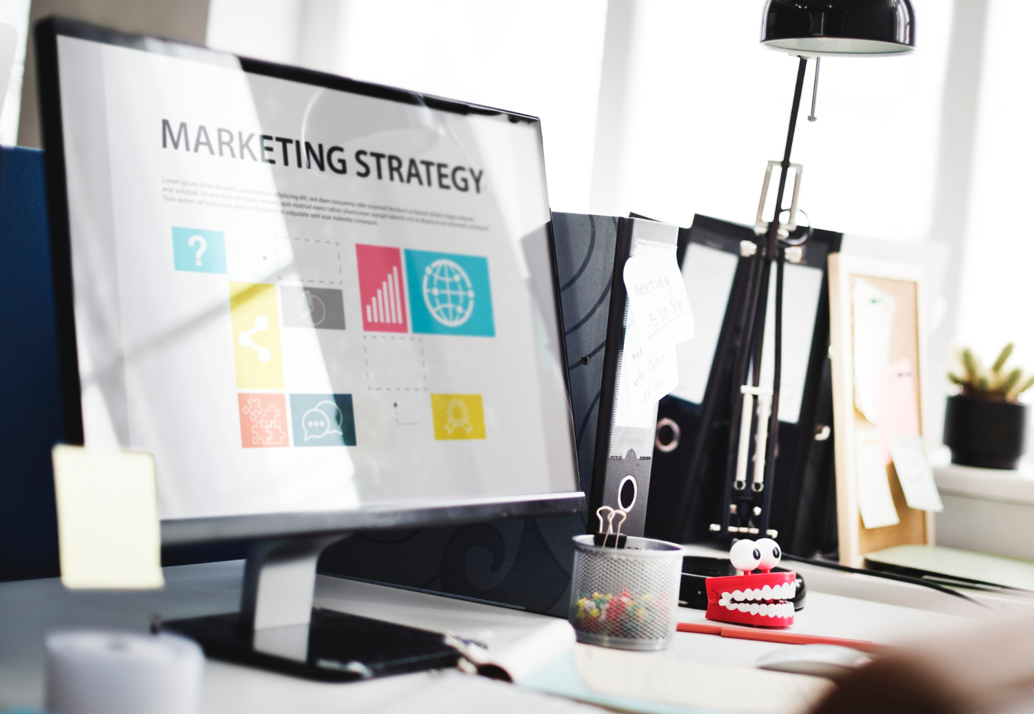 Strategi iklan di platform digital dapat diterapkan untuk meningkatkan penjualan
