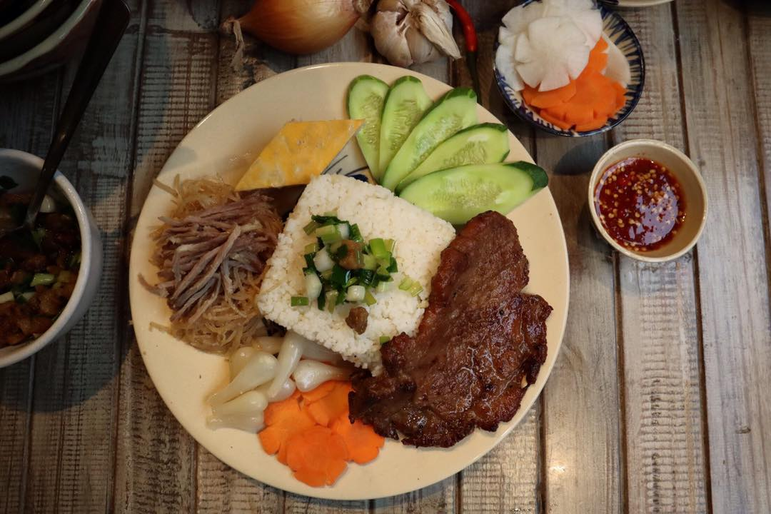 Đĩa cơm tấm nóng hổi, full topping tại Đà Lạt luôn là món ăn sáng hấp dẫn đông đảo du khách.