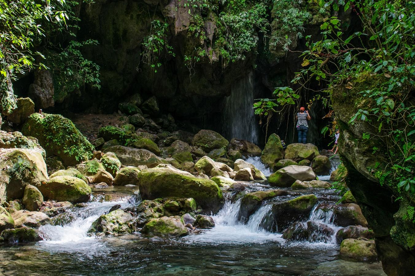 Una cascada de agua

Descripción generada automáticamente