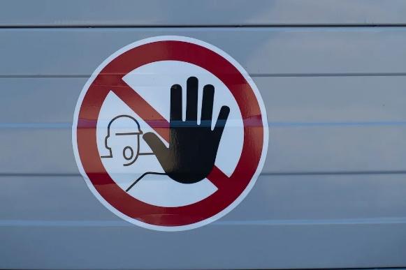 an omission sign with a drawing of a man holding his hand out