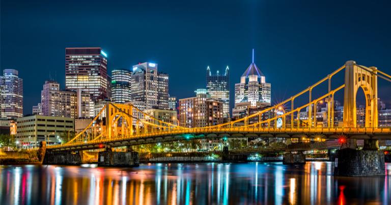 Perfil de la ciudad de Pittsburgh de noche.