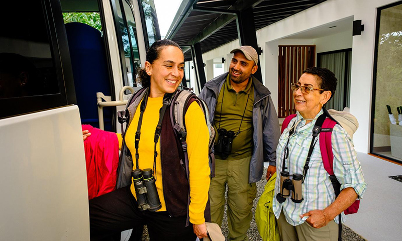 Turistas subiendo al bus Tour de Ocotea