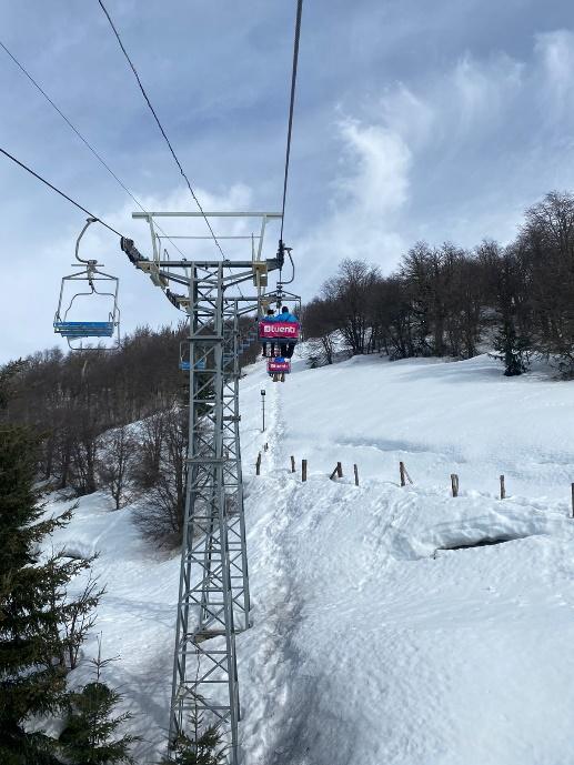 Teleférico em local com neve

Descrição gerada automaticamente