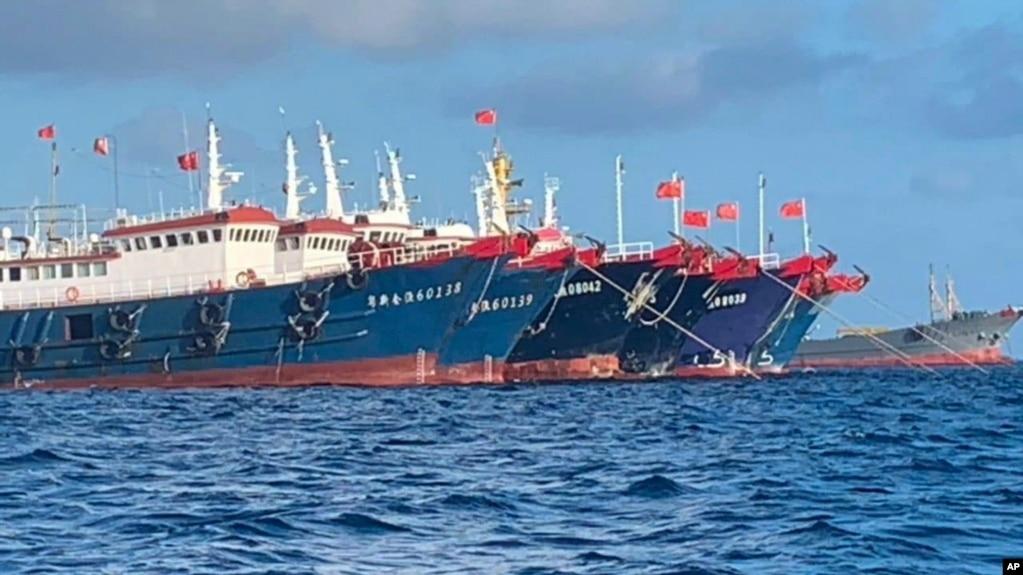 Tàu cá Trung Quốc trên Biển Đông.