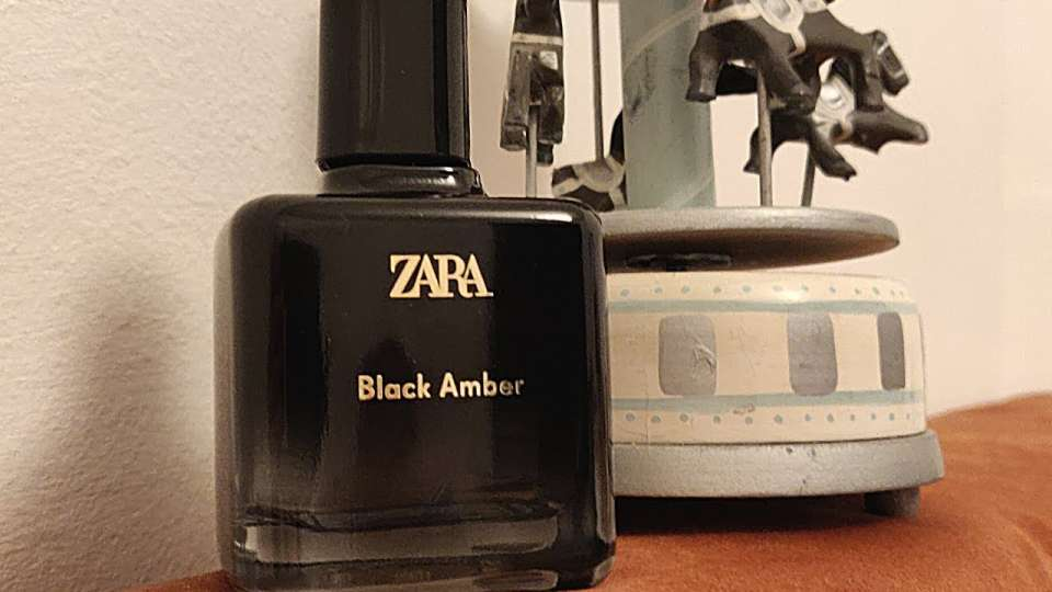 Nước hoa Zara nữ Black Amber kết hợp độc đáo trên nền không gian tối màu