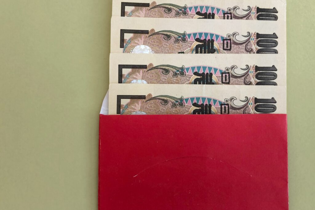 赤い封筒に1万円札