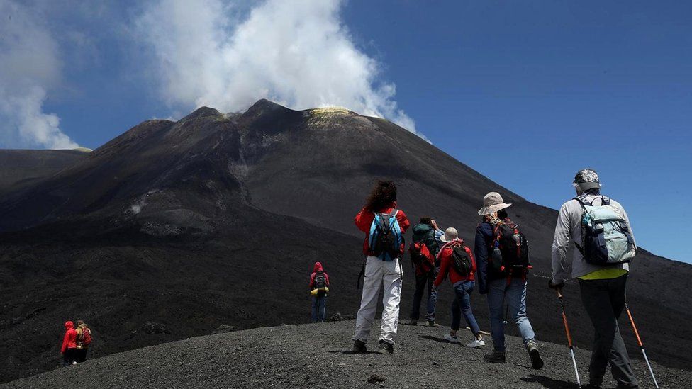 Желающие получить поистине неизгладимые впечатления могут взобраться на действующий вулкан Этну