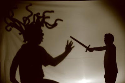 A Mitologia na sociedade atual na peça 'Sombras'