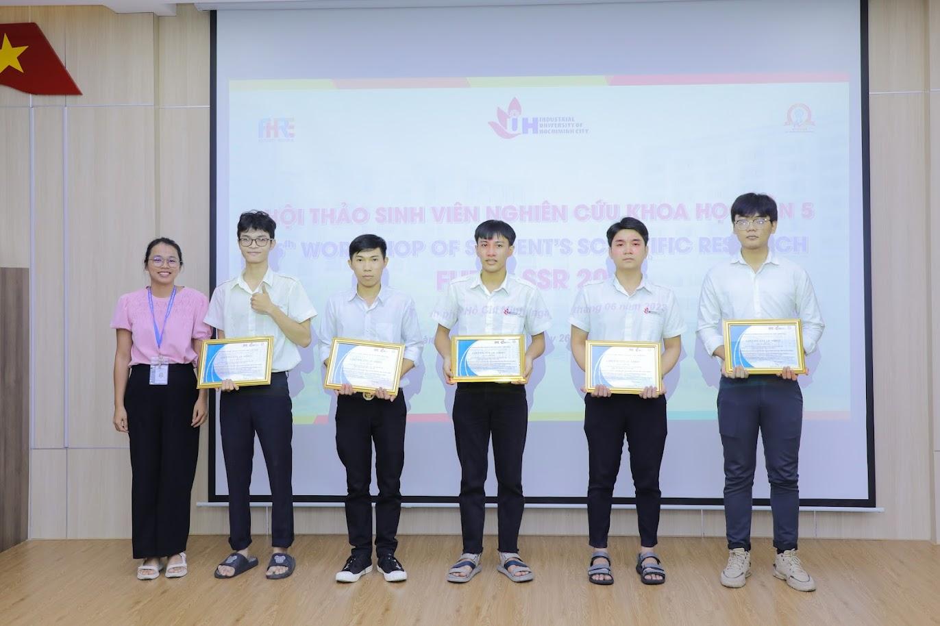 A group of people holding certificatesDescription automatically generated with medium confidence