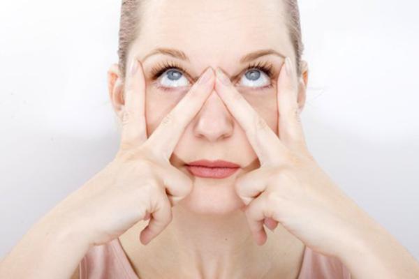 7 ejercicios de yoga facial - La V, un ejercicio de yoga facial para rejuvenecer los ojos