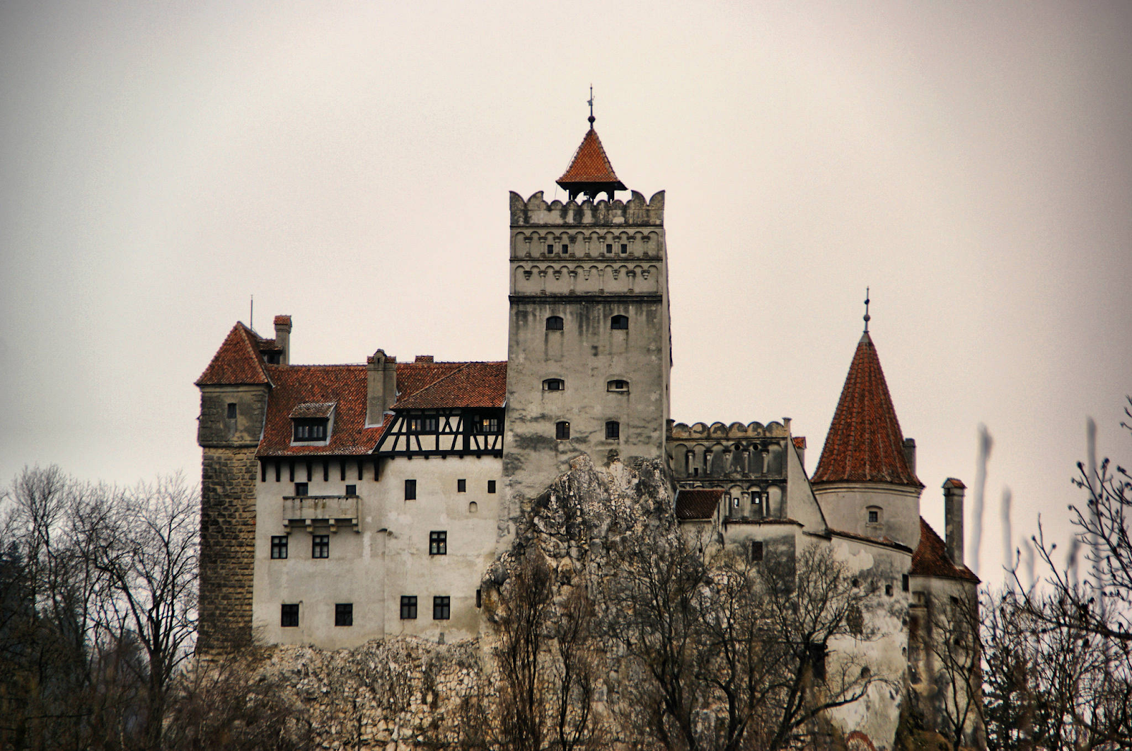 Ghé thăm lâu đài của bá tước Dracula khét tiếng: U ám và tĩnh mịch đến sởn tóc gáy nhưng liệu có đẫm máu như lời đồn? - Ảnh 3.