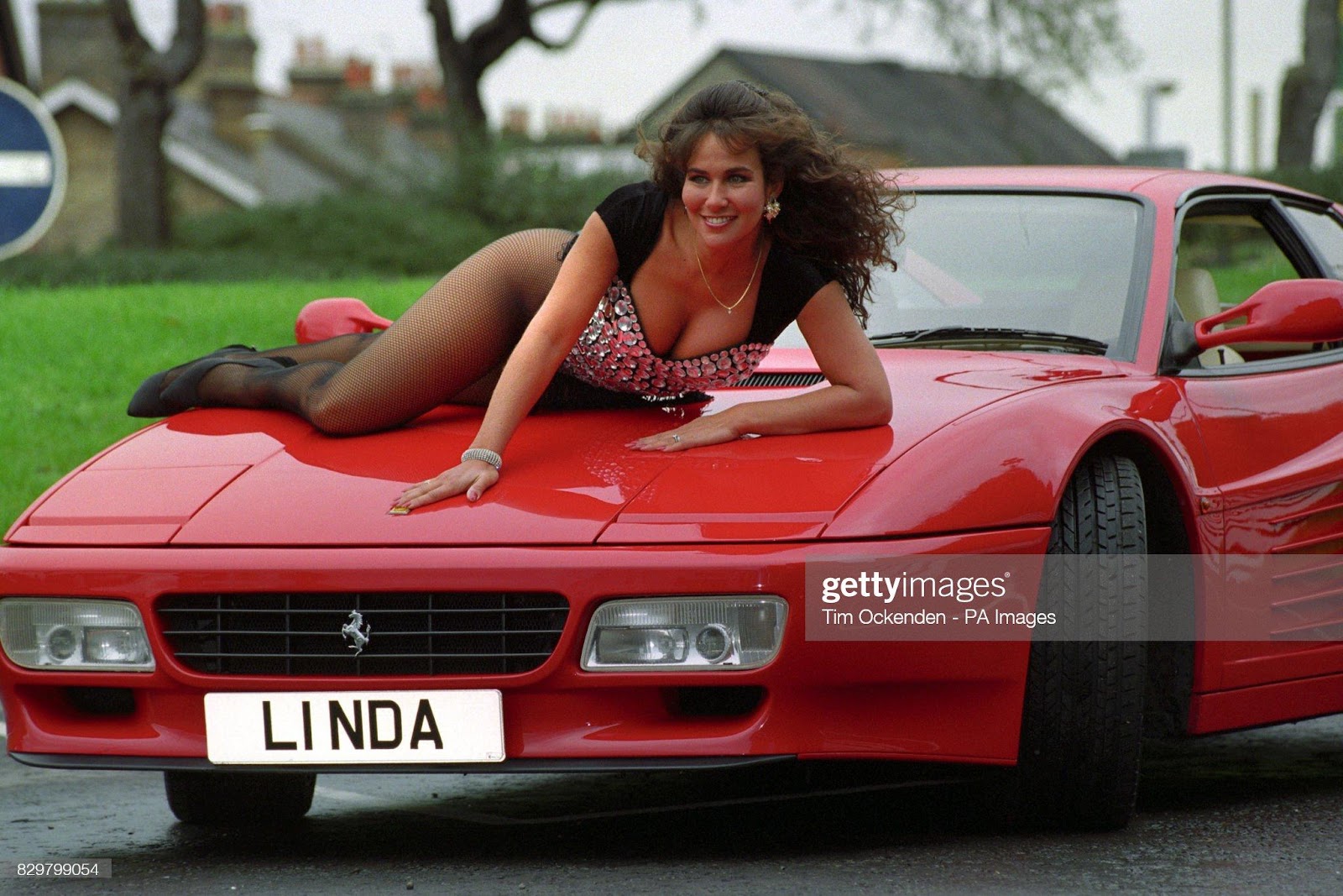 D:\Documenti\posts\posts\Women and motorsport\foto\1993\1993 lying-on-a-ferrari-linda-lusardi-poses-with-the-number-plate-l1-nda-picture-id829799054.jpg