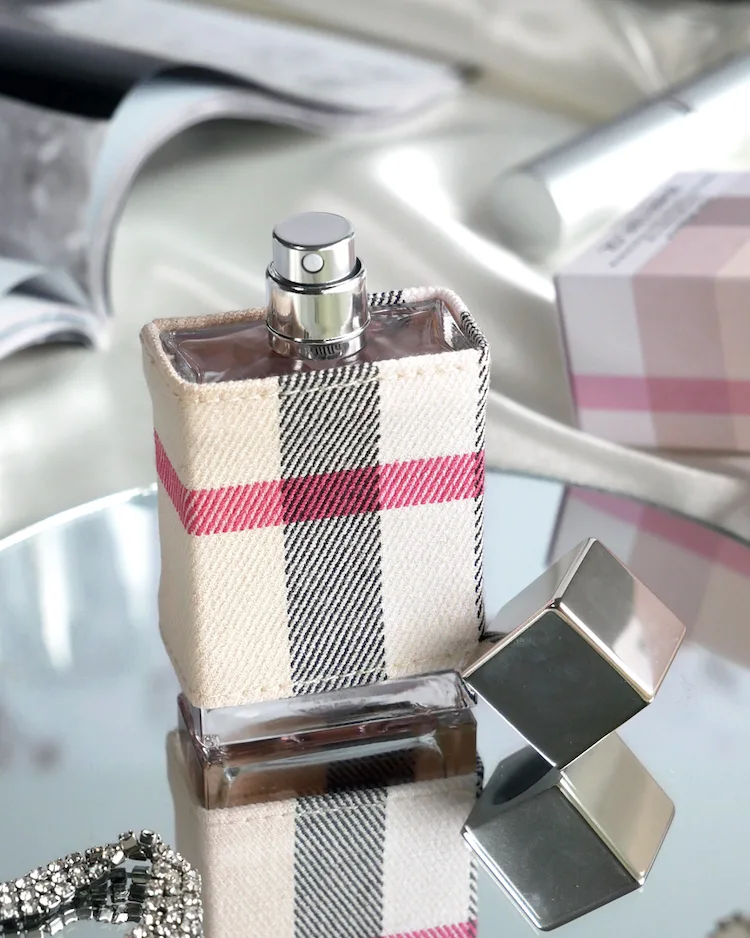 Nước hoa Burberry London For Women đem vẻ đẹp cổ điển vào thiết kế đơn giản đậm phong cách Burberry