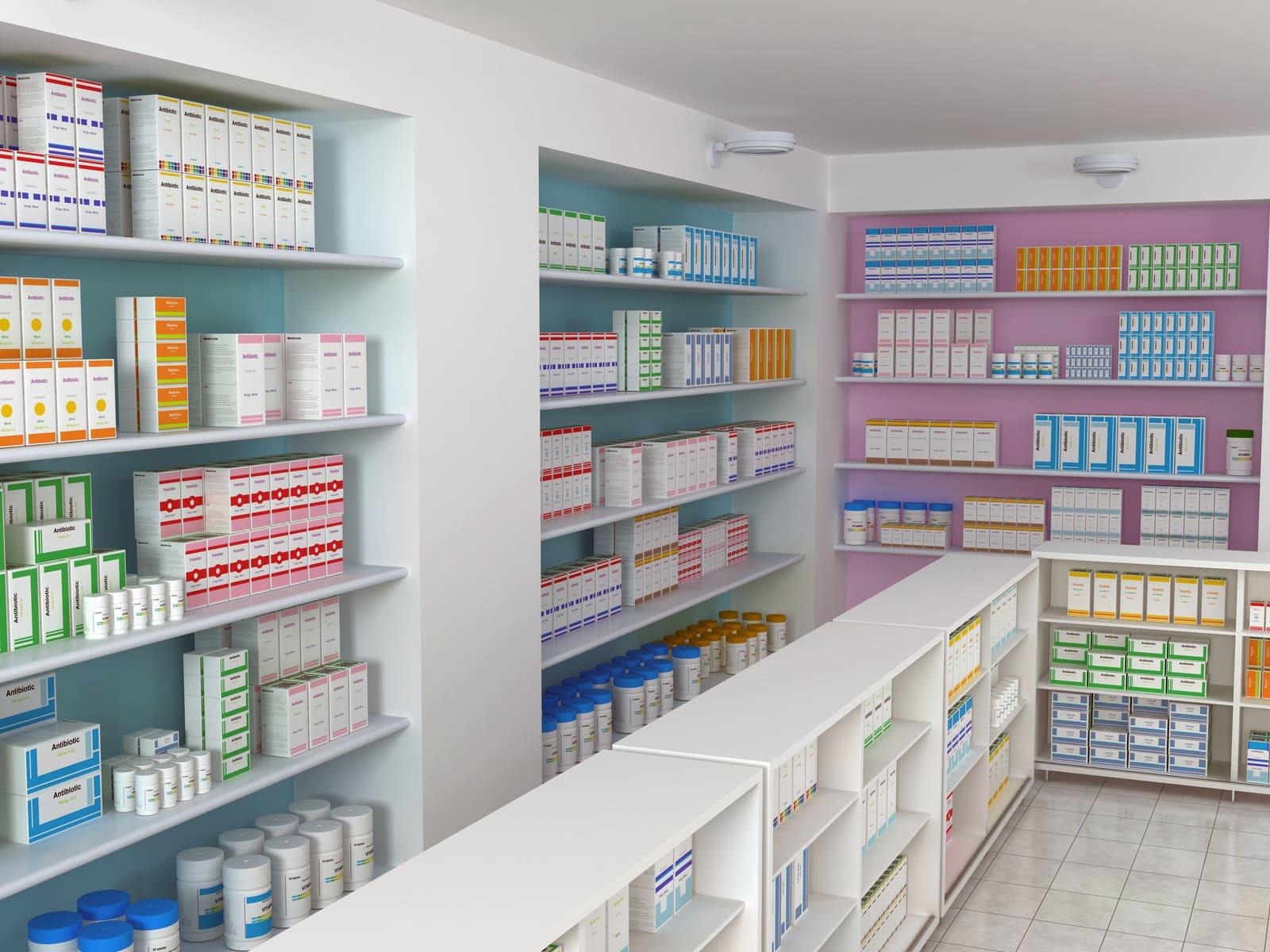 A imagem mostra móveis para farmácia num ambiente multicolorido fazendo referência as cores da identidade visual da farmácia.