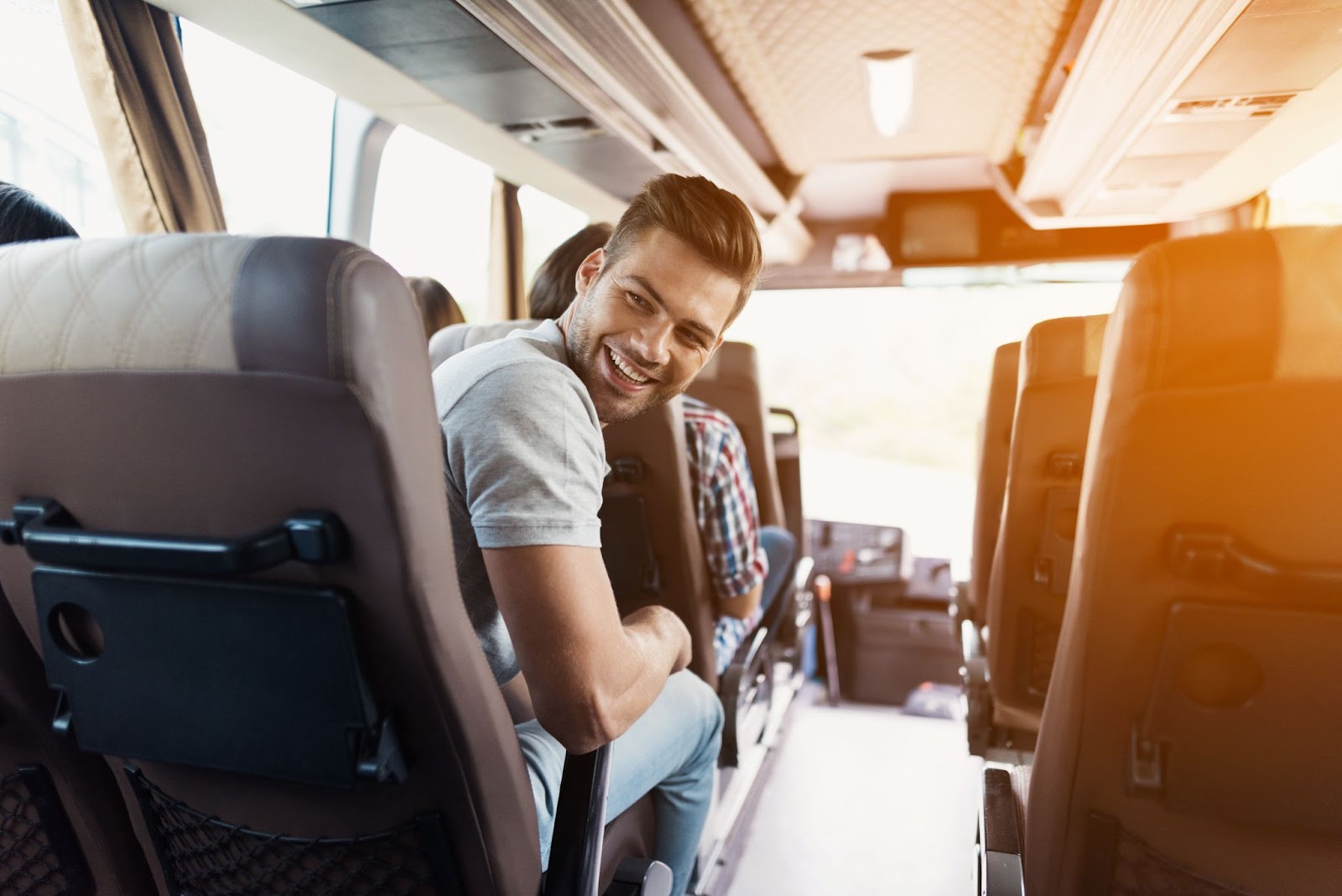 Homem no viajando de onibus